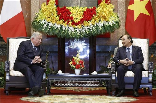 Jefes de Estado y Gobierno de Vietnam se reúnen con el presidente del Senado francés - ảnh 1