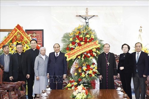 Dirigentes felicitan a religiosos y feligreses en ocasión de fiestas navideñas - ảnh 1