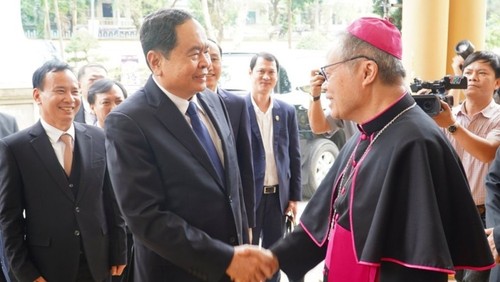 Vice titular del Parlamento visita la comunidad católica en Hue con motivo de la Navidad - ảnh 1