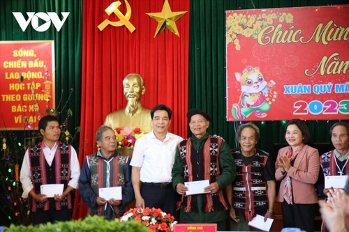 Localidades vietnamitas llevan su apoyo a personas necesitadas en vísperas del festejo tradicional - ảnh 1