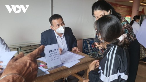Médico del Pueblo Chau Duong, ángel guardián de pacientes con tuberculosis - ảnh 1