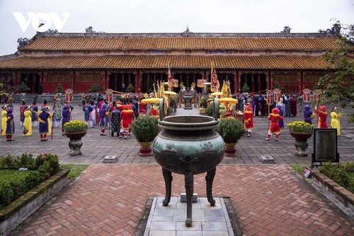 Recreación de ceremonia para ofrecer especialidades a la corte real de Hue - ảnh 10