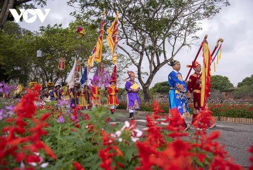 Recreación de ceremonia para ofrecer especialidades a la corte real de Hue - ảnh 1