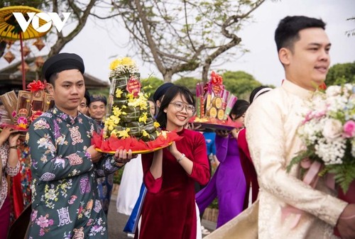 Recreación de ceremonia para ofrecer especialidades a la corte real de Hue - ảnh 2