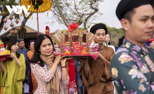 Recreación de ceremonia para ofrecer especialidades a la corte real de Hue - ảnh 3