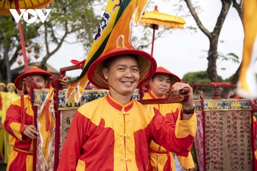 Recreación de ceremonia para ofrecer especialidades a la corte real de Hue - ảnh 5