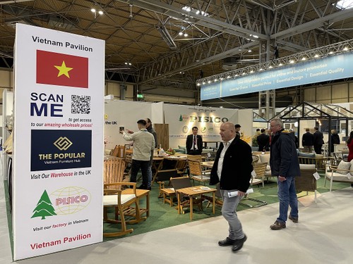 Productos madereros de Vietnam en la mayor exposición de decoración interior del Reino Unido - ảnh 1
