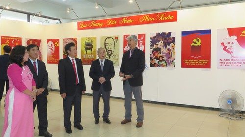 Exposición de carteles enaltece contribuciones del presidente Ho Chi Minh - ảnh 1