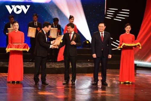 VOV reafirma su posición con obras ganadoras del premio de prensa Martillo y Hoz de Oro  - ảnh 1