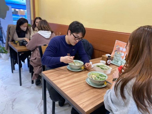 Pho, plato típico de Vietnam en Corea del Sur - ảnh 2