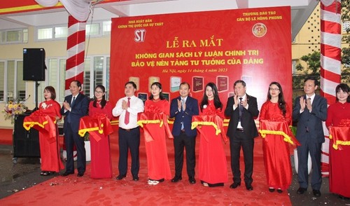 Inauguran espacio de libros de teoría, política y protección de la ideología del Partido Comunista de Vietnam - ảnh 1