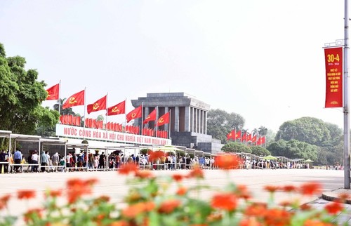 Registran más de 52 mil visitas al Mausoleo del presidente Ho Chi Minh durante tres días feriados - ảnh 1