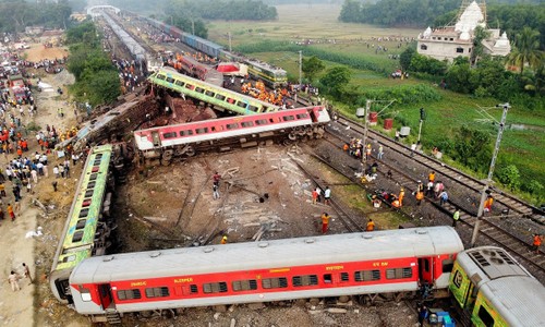 Ascendió a 233 el número de muertos por un choque de trenes en India - ảnh 1
