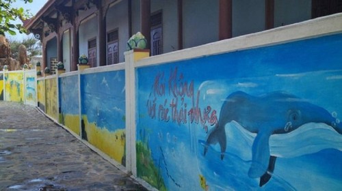 Coloridos murales del pueblo pesquero de Nhon Ly - ảnh 9