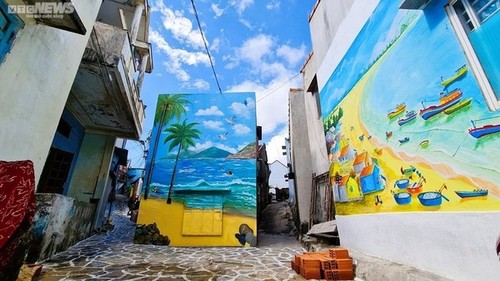 Coloridos murales del pueblo pesquero de Nhon Ly - ảnh 2