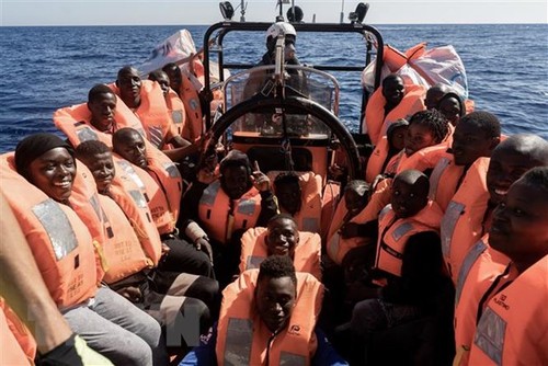 Barco Ocean Viking rescata a 86 migrantes en el Mediterráneo - ảnh 1