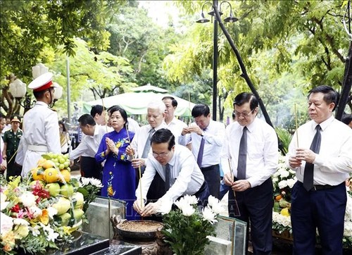 Conmemoran a los soldados caídos y ex presos políticos en Con Dao durante la guerra - ảnh 1