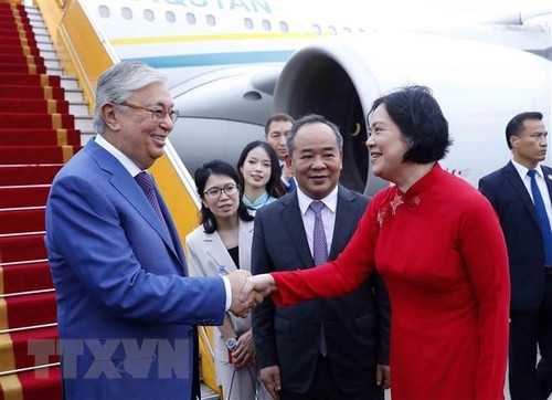 Prevén la firma de más de 10 acuerdos de cooperación en la visita oficial a Vietnam del presidente kazajo - ảnh 1