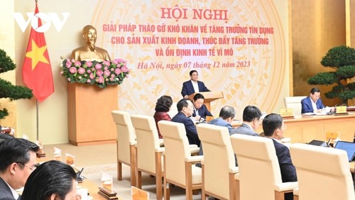 Primer ministro de Vietnam pide manejo flexible de tasa cambiaria y tasa de interés - ảnh 1