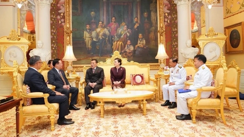 Líder del Parlamento vietnamita finaliza su gira por Laos y Tailandia - ảnh 2