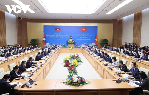 Primer Ministro laosiano finaliza su visita oficial a Vietnam - ảnh 1