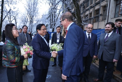 Premier Pham Minh Chinh: Vietnam agradece el valioso apoyo de los amigos rumanos - ảnh 2