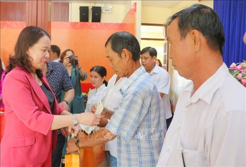 Vicemandataria distribuye regalos del Tet a personas necesitadas en An Giang - ảnh 1