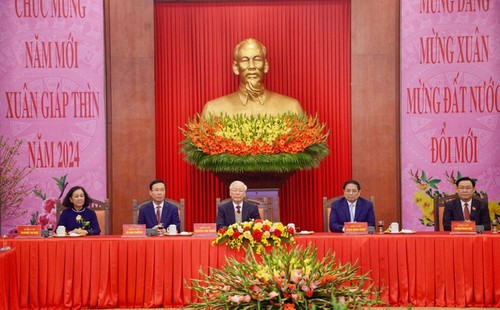 Dirigentes vietnamitas muestran gratitud a los antecesores en encuentro previo a festejos del Tet - ảnh 1