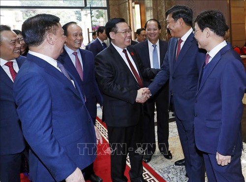 Titular de Parlamento de Vietnam se reúne con dirigentes y ciudadanos de la capital - ảnh 1