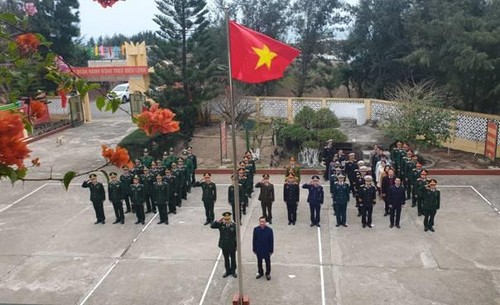 Solemnes ceremonias de izamiento de bandera en zonas fronterizas e islas de Vietnam por el Año Nuevo Lunar - ảnh 1