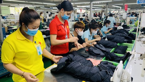 Expertos económicos pronostican​ un buen manejo de la inflación de Vietnam para el 2024 - ảnh 1