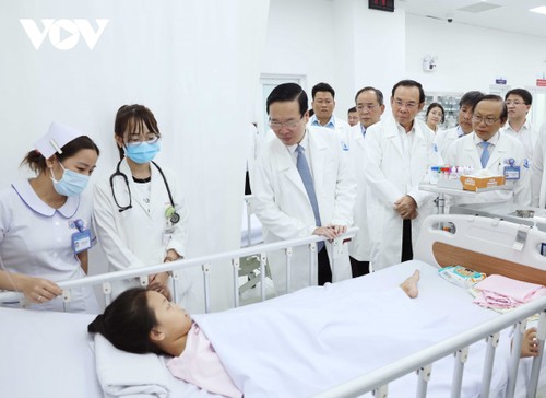 Presidente Vo Van Thuong visita hospital de Pediatría 1 con motivo del Día del Médico - ảnh 1