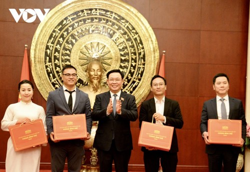 Presidente de Parlamento vietnamita se reúne con compatriotas en China - ảnh 2