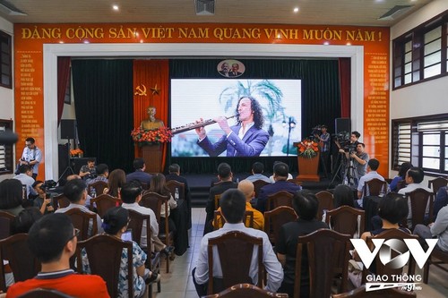 Sitios culturales e históricos célebres de Hanói aparecen en MV de famoso saxofonista  - ảnh 1