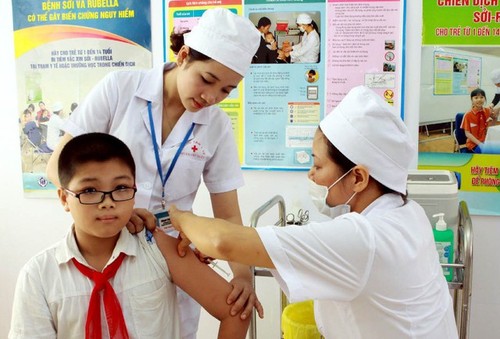 Millones de niños vietnamitas protegidos por programa de vacunación nacional - ảnh 1