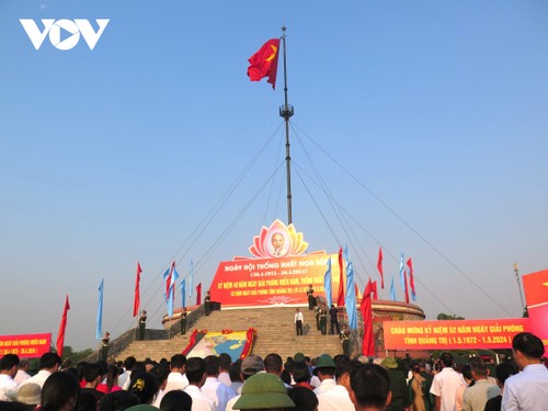 Celebran ceremonia de izamiento de la bandera de la unificación de Vietnam en reliquia nacional  - ảnh 1