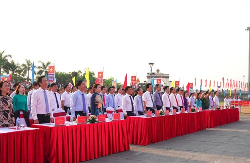 Celebran ceremonia de izamiento de la bandera de la unificación de Vietnam en reliquia nacional  - ảnh 2