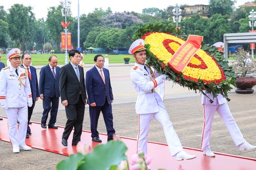 Tributan honores al presidente Ho Chi Minh en su Mausoleo en Hanói - ảnh 1
