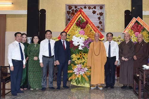 Viceprimer ministro felicita a dignatarios, monjes y creyentes budistas por Día de Vesak 2024  - ảnh 1