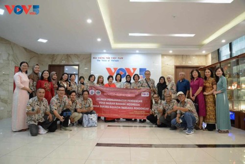 Dirigentes de VOV reciben a miembros del Club de oyentes de Borneo, Indonesia - ảnh 3