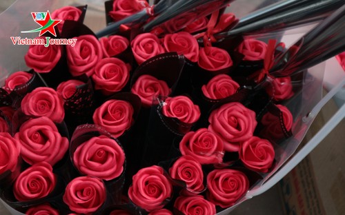 Ngày Quốc tế Phụ nữ 8/3 đa dạng các loại hoa hồng tại thủ đô - ảnh 1