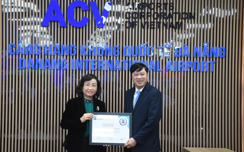 L'aéroport international de Da Nang recoit l’accréditation sanitaire AHA - ảnh 1