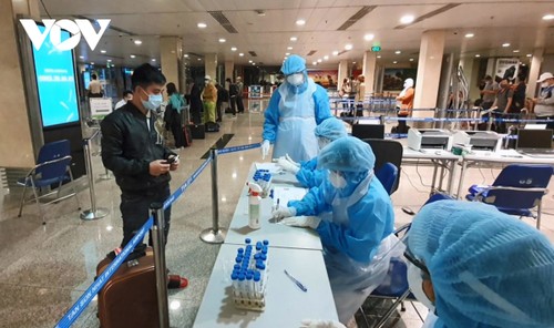 L’aéroport international de Tân Son Nhât reçoit le certificat international de prévention et de contrôle sanitaire - ảnh 1