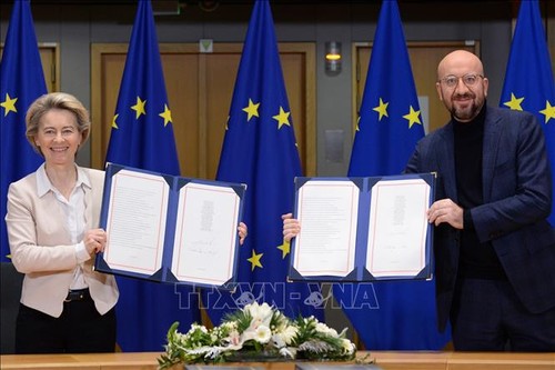 L’Union européenne signe l’accord post-Brexit - ảnh 1