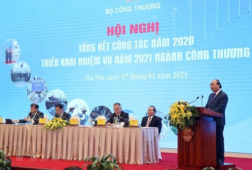 Nguyên Xuân Phuc à la conférence-bilan du secteur de l’Industrie et du Commerce - ảnh 1