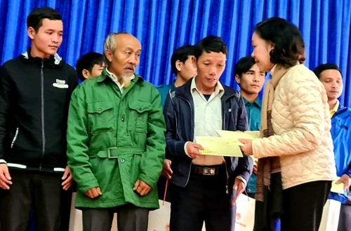 La présidente de la Commission centrale de la sensibilisation rend visite aux victimes de Trà Leng - ảnh 1