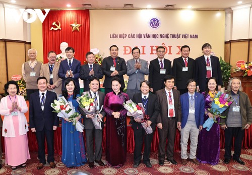 Nguyên Thi Kim Ngân au congrès national de l’Union des associations des lettres et des arts du Vietnam - ảnh 1