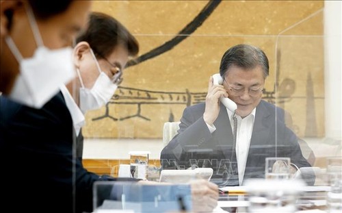 Moon Jae-in et Joe Biden discutent par téléphone de la question de la péninsule coréenne - ảnh 1