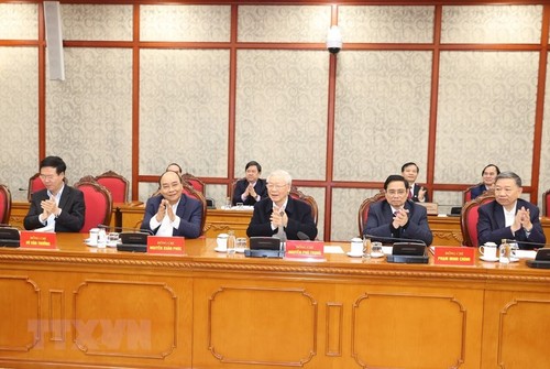 Nguyên Phu Trong préside la première réunion du Bureau politique et du secrétariat du PCV, 13e exercice - ảnh 2