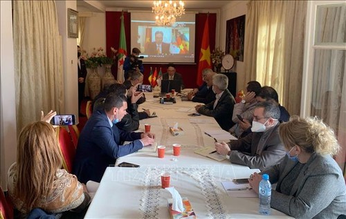 Plus de 200 entreprises présentes au séminaire virtuel sur la coopération commerciale Vietnam – Algérie- Sénégal 2021 - ảnh 1